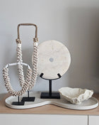 Decoratie Set Ivory Deluxe met een wit ringsteen ornament, crème koraal en twee beige schelpenkettingen op een ivoorkleurig dienblad.