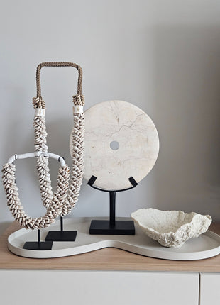 Decoratie Set Ivory Deluxe met een wit ringsteen ornament, crème koraal en twee beige schelpenkettingen op een ivoorkleurig dienblad.
