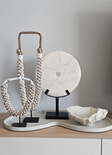 Decoratie Set Ivory Deluxe met een wit ringsteen ornament, crème koraal en twee beige schelpenkettingen op een ivoorkleurig dienblad.