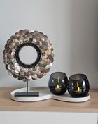 Decoratie Set Ivory Elite met een ketting van rondgepolijste schelpen en twee grijze Moho waxinelichthouders op een ivoor dienblad.
