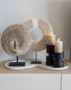 Decoratie Set Ivory Flow met een naturel masker op voet, wit-beige schelpenketting en twee zwarte kandelaars op ivoor dienblad.
