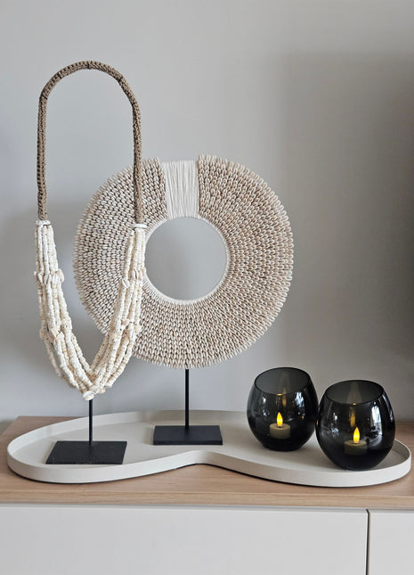 Decoratie Set Ivory Icon met twee verschillende wit-beige schelpenkettingen en twee grijze Moho waxinelichthouders op ivoor dienblad.