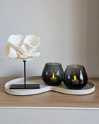 Woonaccessoire Set Ivory Rose met een crème roos ornament op standaard en twee grijze Tasman waxinelichthouders op een ivoor dienblad.