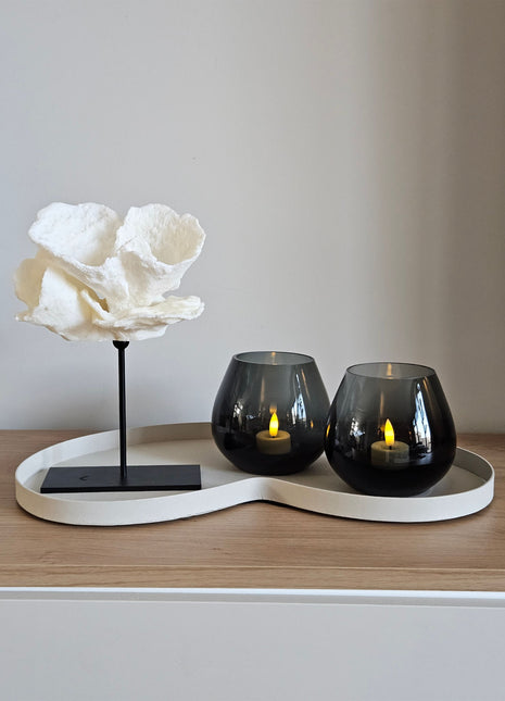 Woonaccessoire Set Ivory Rose met een crème roos ornament op standaard en twee grijze Tasman waxinelichthouders op een ivoor dienblad.