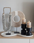 Decoratie Set Ivory Soft Living met twee schelpenkettingen en twee zwarte aluminium kandelaars op een groot ivoorkleurig dienblad.
