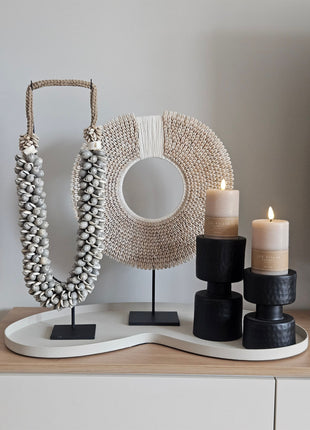 Decoratie Set Ivory Soft Living met twee schelpenkettingen en twee zwarte aluminium kandelaars op een groot ivoorkleurig dienblad.