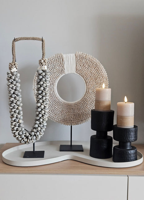 Decoratie Set Ivory Soft Living met twee schelpenkettingen en twee zwarte aluminium kandelaars op een groot ivoorkleurig dienblad.