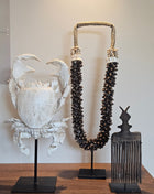 Interieur Set Natural met een houten kam ornament, een crème krab ornament van Light en Living en een bruine schelpenketting.