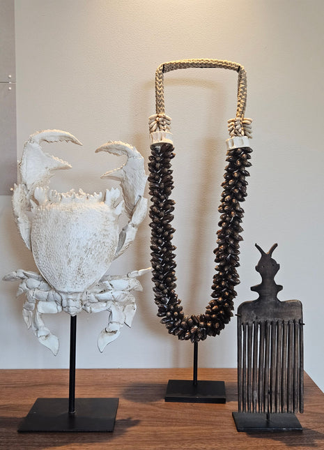 Interieur Set Natural met een houten kam ornament, een crème krab ornament van Light en Living en een bruine schelpenketting.