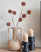 Interieur Set Studio met een grote Blenza vaas met handgrepen, een bruine zijdebloem chrysant en twee zwarte aluminium kandelaars.