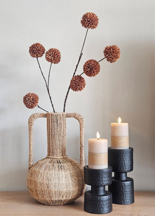 Interieur Set Studio met een grote Blenza vaas met handgrepen, een bruine zijdebloem chrysant en twee zwarte aluminium kandelaars.