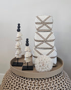Decoratie Set Taupe Box met twee schelpentorens, een witte paardenbloem en drie wit-gouden offermanden op een taupe Rowan dienblad.
