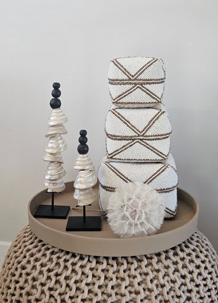 Decoratie Set Taupe Box met twee schelpentorens, een witte paardenbloem en drie wit-gouden offermanden op een taupe Rowan dienblad.