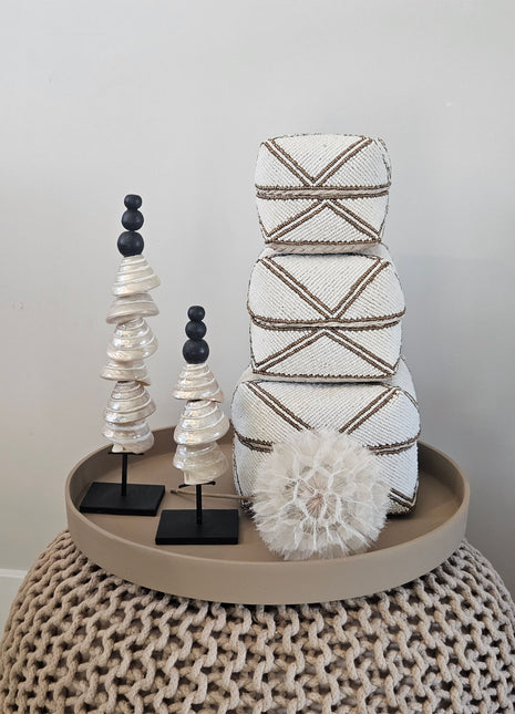 Decoratie Set Taupe Box met twee schelpentorens, een witte paardenbloem en drie wit-gouden offermanden op een taupe Rowan dienblad.