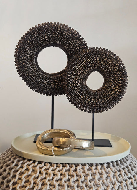 Decoratie Set Taupe Coast met een gouden schakel ornament en twee antiek look donkere schelpenkettingen op een taupe Naomi dienblad.