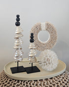 Decoratie Set Taupe Flower met twee schelpentorens, een witte paardenbloem en een witte schelpenketting op een taupe Naomi dienblad.