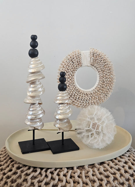 Decoratie Set Taupe Flower met twee schelpentorens, een witte paardenbloem en een witte schelpenketting op een taupe Naomi dienblad.