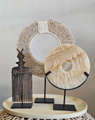 Woonaccessoire Set Taupe Onyx met een beige onyx natuursteen ornament, houten kam en wit-beige schelpenketting op taupe dienblad.