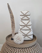 Woonaccessoire Set Taupe Vogue met een naturel ornament op voet, paardenbloem en drie handgemaakte offermanden op taupe dienblad.