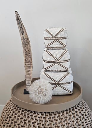 Woonaccessoire Set Taupe Vogue met een naturel ornament op voet, paardenbloem en drie handgemaakte offermanden op taupe dienblad.