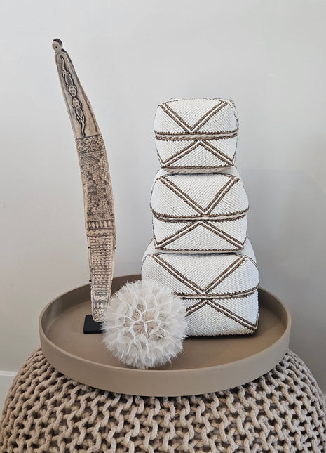 Woonaccessoire Set Taupe Vogue met een naturel ornament op voet, paardenbloem en drie handgemaakte offermanden op taupe dienblad.