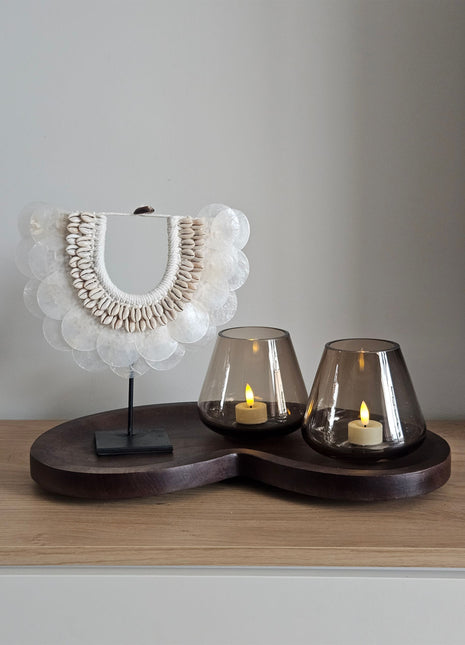 Woonaccessoire Set Walnut Cozy met een witte schelpenketting en twee taupekleurige Tasman waxinelichthouders op een walnoot dienblad.