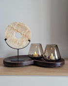 Decoratie Set Walnut Glow met een beige onyx natuursteen ornament en twee taupe Tasman waxinelichthouders op een walnoot dienblad.