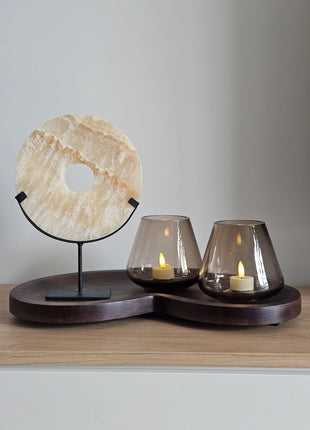 Decoratie Set Walnut Glow met een beige onyx natuursteen ornament en twee taupe Tasman waxinelichthouders op een walnoot dienblad.
