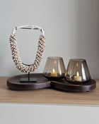 Decoratie Set Walnut Mood met een beige schelpenketting op standaard en twee taupe Tasman waxinelichthouders op een walnoot dienblad.