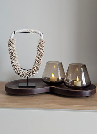 Decoratie Set Walnut Mood met een beige schelpenketting op standaard en twee taupe Tasman waxinelichthouders op een walnoot dienblad.