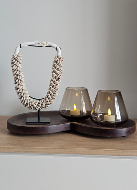 Decoratie Set Walnut Mood met een beige schelpenketting op standaard en twee taupe Tasman waxinelichthouders op een walnoot dienblad.