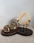Woonaccessoire Set Walnut Onyx met twee beige onyx ornamenten en twee bruingrijze Capira waxinelichthouders op een walnoot dienblad.