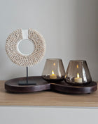 Decoratie Set Walnut Taupe met een witte schelpenketting op standaard en twee taupe Tasman waxinelichthouders op een walnoot dienblad.