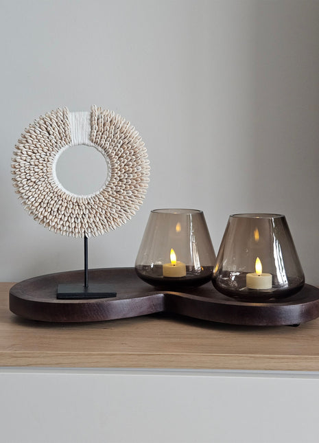 Decoratie Set Walnut Taupe met een witte schelpenketting op standaard en twee taupe Tasman waxinelichthouders op een walnoot dienblad.