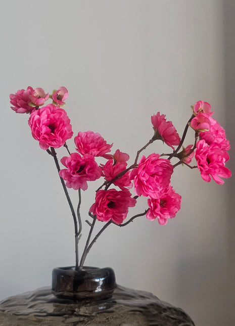 Zijdebloem Bloesemtak Fuchsia  met een hoogte van 50cm en kleurijke realistische roze bladeren.