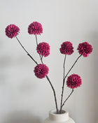 Burgundy zijdebloem Chrysanthemum Pompom met zeven karakteristieke bolvormige bloemen aan een steel, hoogte 98 cm.