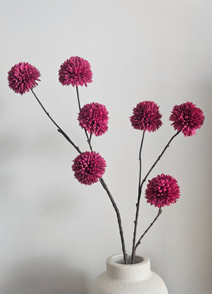Burgundy zijdebloem Chrysanthemum Pompom met zeven karakteristieke bolvormige bloemen aan een steel, hoogte 98 cm.