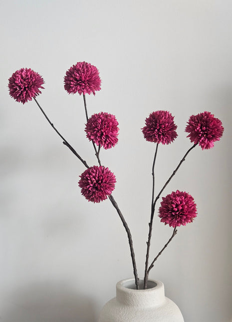 Burgundy zijdebloem Chrysanthemum Pompom met zeven karakteristieke bolvormige bloemen aan een steel, hoogte 98 cm.