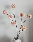 Champagne zijdebloem Chrysanthemum Pompom met zeven karakteristieke bolvormige bloemen aan een steel, hoogte 98 cm.