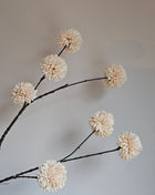 Close-up van kunstbloem chrysanthemum pompom crème - bolbloemen en zachte tinten