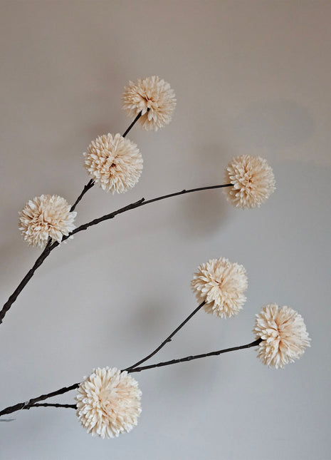 Close-up van kunstbloem chrysanthemum pompom crème - bolbloemen en zachte tinten