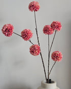Zijdebloem Chrysanthemum Pompom Pink met 7 bollen. De zijdebloem staat in een creme keramieken vaas Valerie.