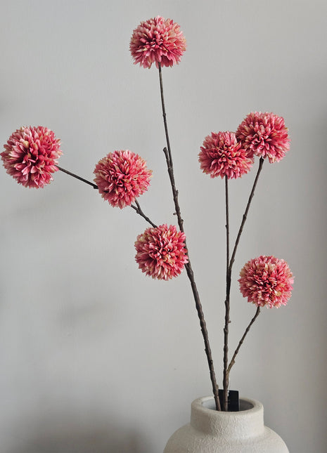 Zijdebloem Chrysanthemum Pompom Pink met 7 bollen. De zijdebloem staat in een creme keramieken vaas Valerie.