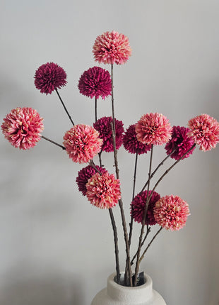 Burgundy gecombineerd met Pink zijdebloemen Chrysanthemum Pompom fijn gelaagde bloembladen en een realistische, zachte textuur.