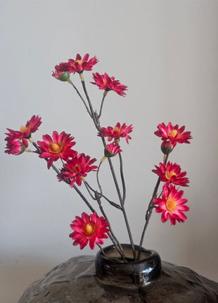Zijdebloem Daisy Spray Red met een hoogte van 50 cm en buigbare steel. De bloemen zijn prachtig kleurig roze, de blaadjes zijn zijde zacht.